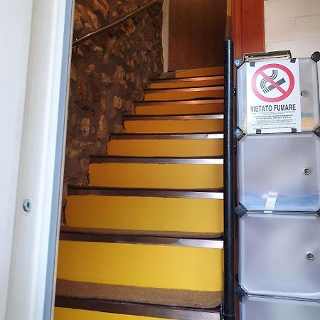 Dora Baltea Monolocale Primo Piano Mansarda Secondo Piano Verona Værelse billede