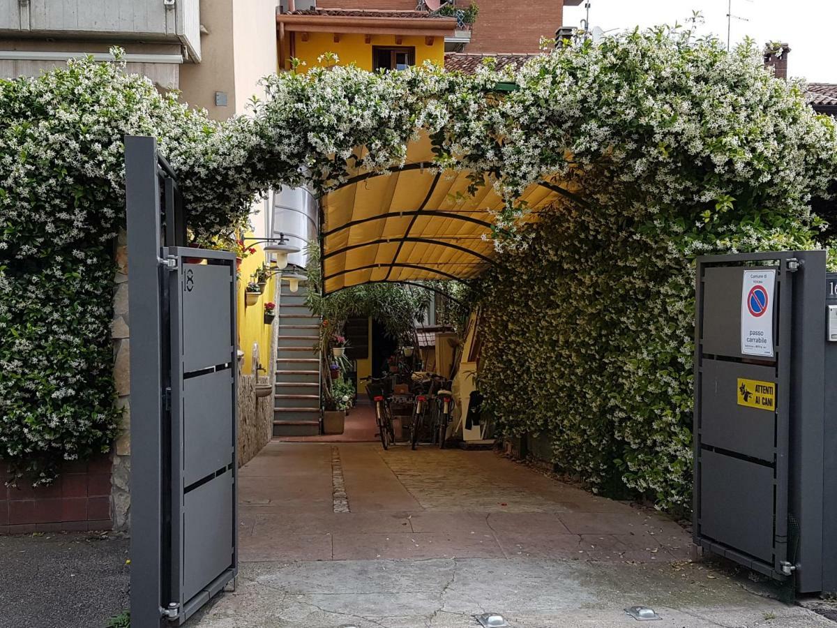 Dora Baltea Monolocale Primo Piano Mansarda Secondo Piano Verona Eksteriør billede
