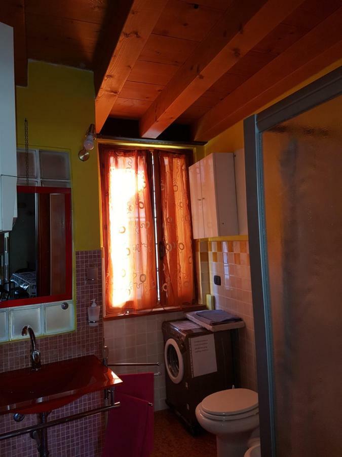 Dora Baltea Monolocale Primo Piano Mansarda Secondo Piano Verona Eksteriør billede