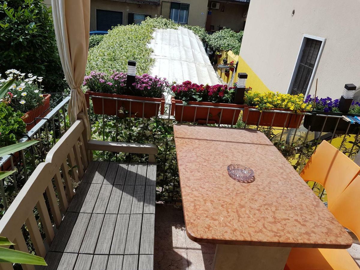 Dora Baltea Monolocale Primo Piano Mansarda Secondo Piano Verona Eksteriør billede