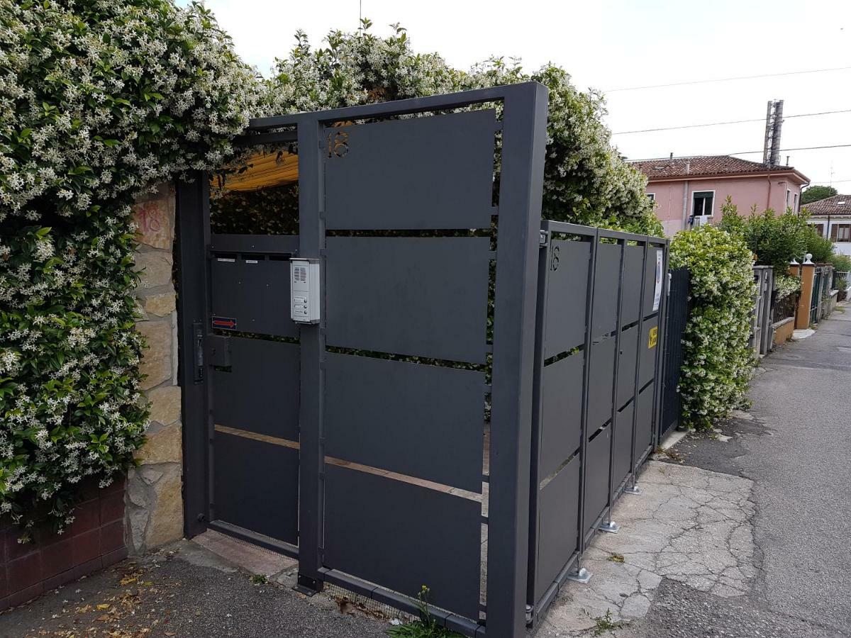 Dora Baltea Monolocale Primo Piano Mansarda Secondo Piano Verona Eksteriør billede